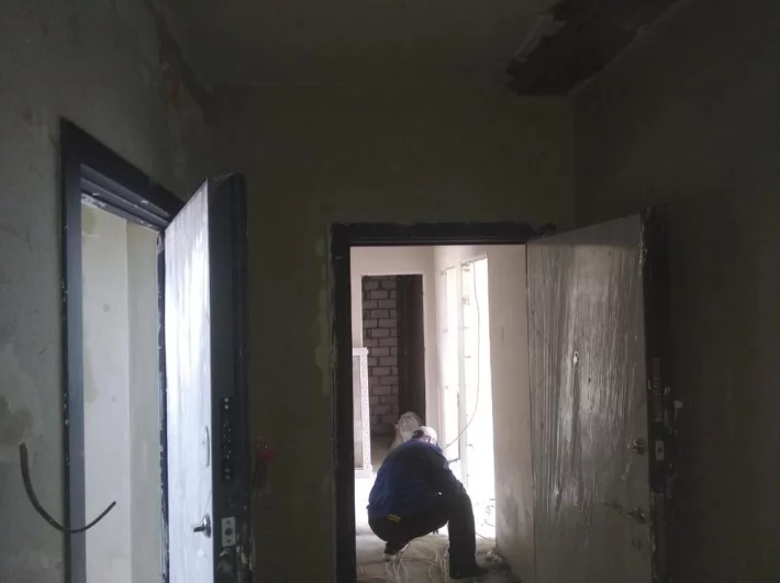 Рабочие трудятся круглосуточно.