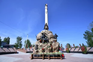 Центральный элемент комплекса – гранитная плита с именами погибших воинов.