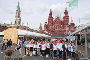 Посетители фотографируются на XI Книжном фестивале.