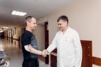 Хирург-онколог Александр Жеравин с пациентом в день выписки и в операционной.