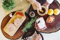 Мясо и шкуру жертвенного животного нельзя продавать и нельзя выкидывать, но можно их использовать для своих нужд. Поэтому на праздничном столе чаще всего появляется баранина. 