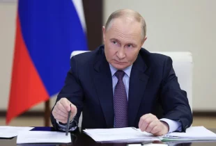 5 июня 2025. Президент РФ Владимир Путин в режиме видеоконференции проводит заседание Совета по реализации государственной политики в сфере поддержки русского языка и языков народов России.