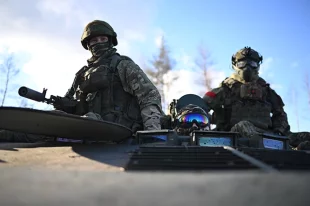 Военнослужащие ВС РФ выдвигаются к месту дислокации.