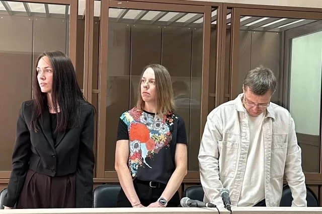 На снимках из зала суда руководитель парка стоит с поникшей головой. 