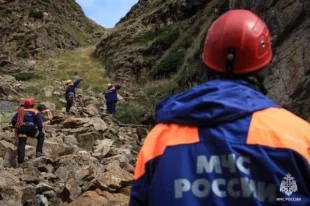 Женщина приехала полюбоваться на горы вместе с мужем.
