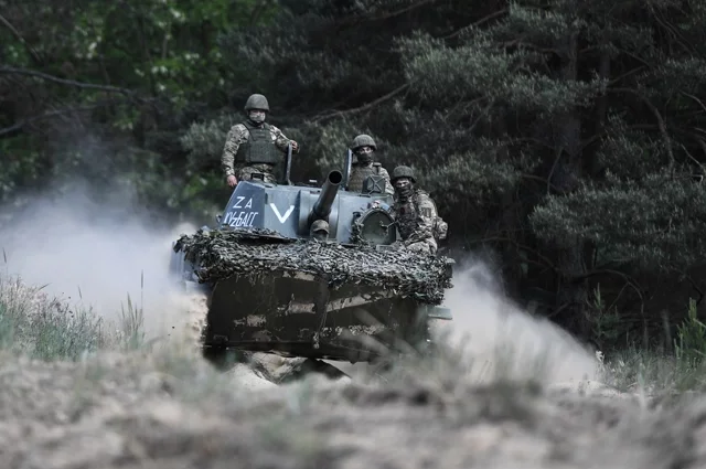 Военнослужащие ВС РФ на самоходной артиллерийско-миномётной установке 2С9 «Нона-С».