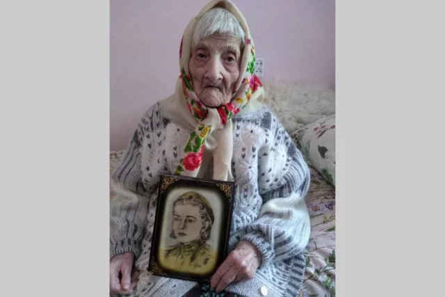 Евдокии Алексеевне очень нравится её портрет, который в годы войны сделал корреспондент армейской газеты.