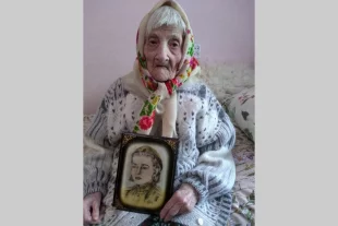 Евдокии Алексеевне очень нравится её портрет, который в годы войны сделал корреспондент армейской газеты.