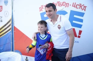 Алан Дзагоев провёл автограф-сессию.