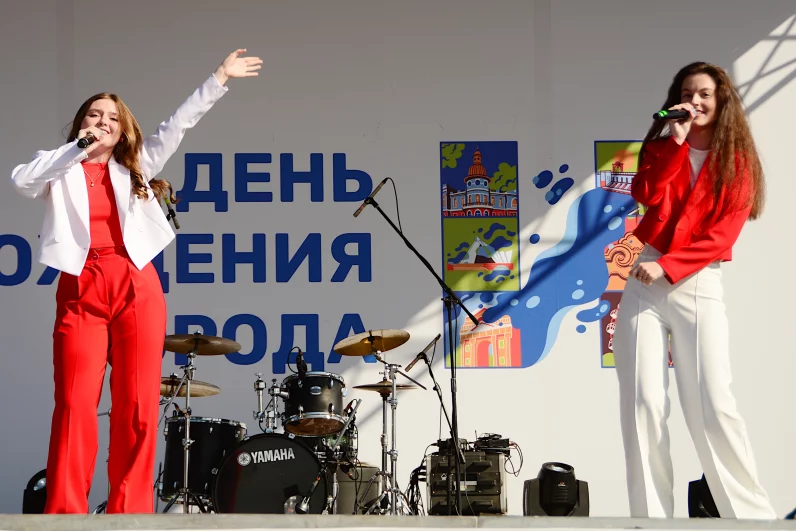 На площадиу памятника Александру IIIвыступали творческие коллективы города.