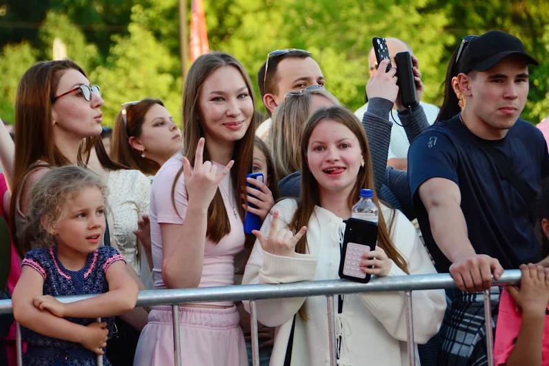 Рокеры в первых рядах.