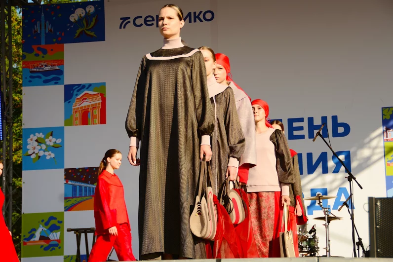 Дефиле моделей в образах от одного из дизайнеров.