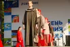 Дефиле моделей в образах от одного из дизайнеров.