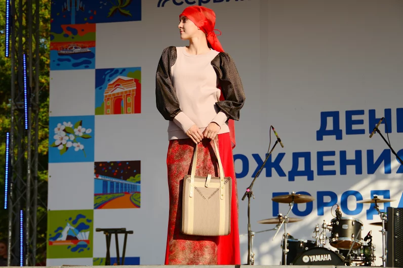 Традиционные мотивы встречаются с современностью.