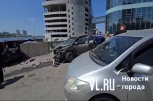 Водители пострадавших авто рассказали, что у самосвал вез скалу для отсыпки берега в этом районе
