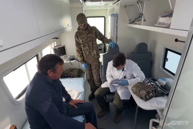 «Миф» (в белом халате) оказывает помощь гражданскому населению Курской области.