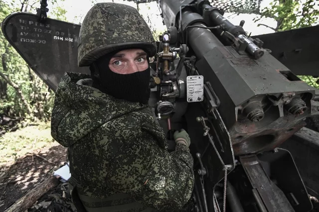 Военнослужащий ВС РФ производит боевую стрельбу из 152-мм пушки 2А3б «Гиацинт-Б» по украинской САУ.