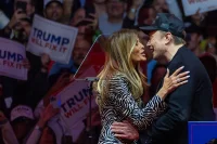 Мелания Трамп и Илон Маск на митинге в честь Трампа, Нью-Йорк, США.