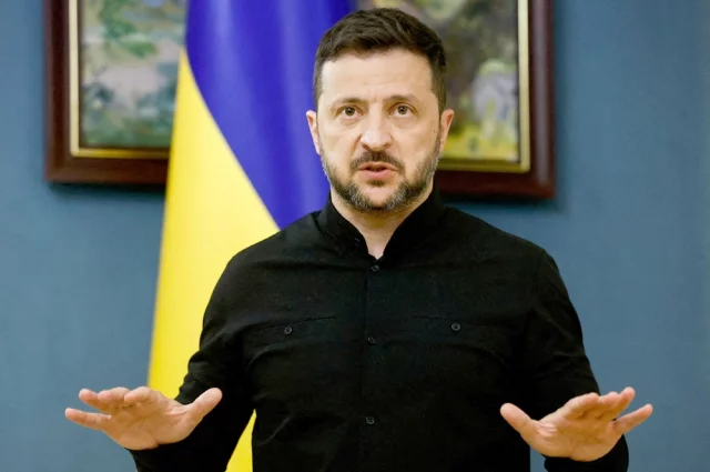 Владимир Зеленский обвинил президента США в соучастии в массированных российских ударах по предприятиям ВПК.