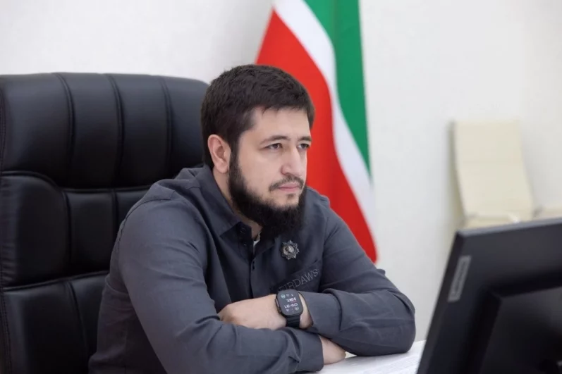 Адам Алханов, Чечня