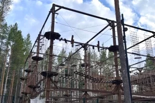 Трёхуровневый веревочный парк из 104 этапов.
