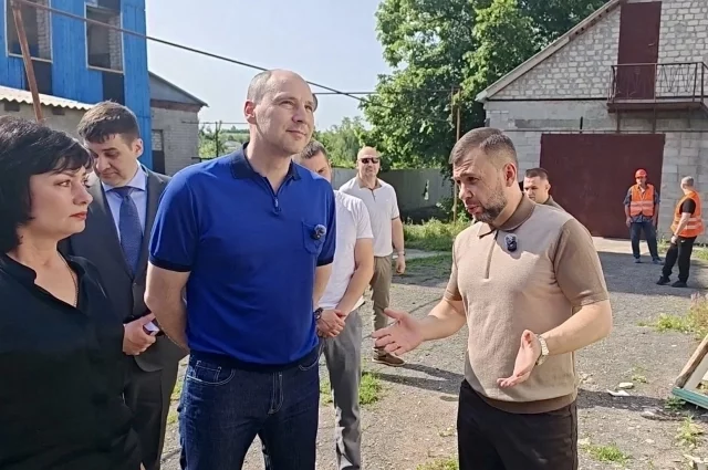 Глава региона проинспектировал на территории Тельманово несколько строек и передал медикам ДНР ценный груз.