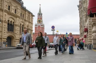 Прохожие на улице Ильинка в Москве.