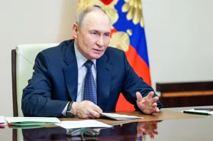 Президент РФ Владимир Путин в режиме видеоконференции проводит оперативное совещание с постоянными членами Совета безопасности РФ