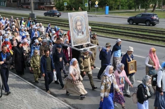 Пеший путь к чудотворной Коробейниковской иконе каждый год собирает более тысячи паломников со всей России.