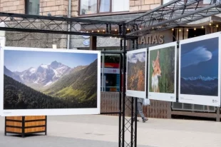 Фотовыставка на улице Дзержинского в Красноярске.