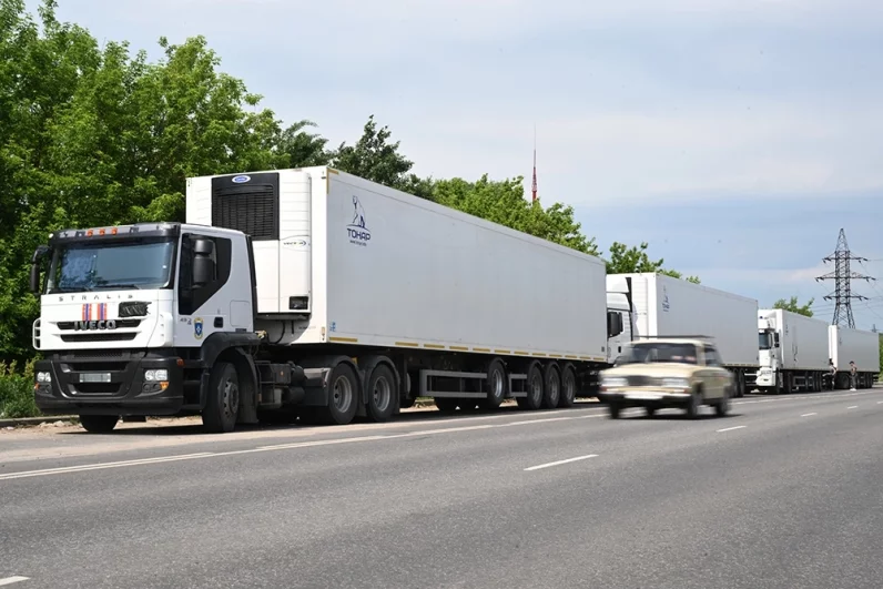 Рефрижераторы с 1212 телами погибших украинских военнослужащих в Брянской области.
