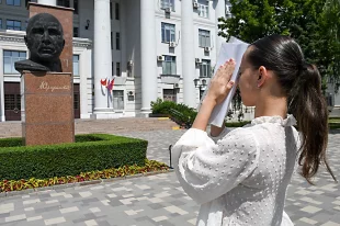 Пока что вуз для абитуриентов – это та вершина, которую обязательно нужно покорить.