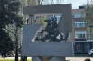 В основе 3,5-метровой композиции встал символ Z, означающий лозунг «Zа победу», и образ Георгия Победоносца. С лицевой стороны на памятном знаке написано: «Верны долгу и Отечеству».