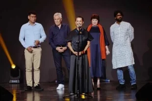 Жюри полнометражного конкурса Международного кинофестиваля «Евразия-Кинофест» под руководством бразильской актрисы Луселии Сантос: сербский актер Гойко Митич, индийский режиссер Джатла Сиддартха, российский кинорежиссер Лариса Садилова, продюсер из Кыргызстана Талантбек Толобеков.
