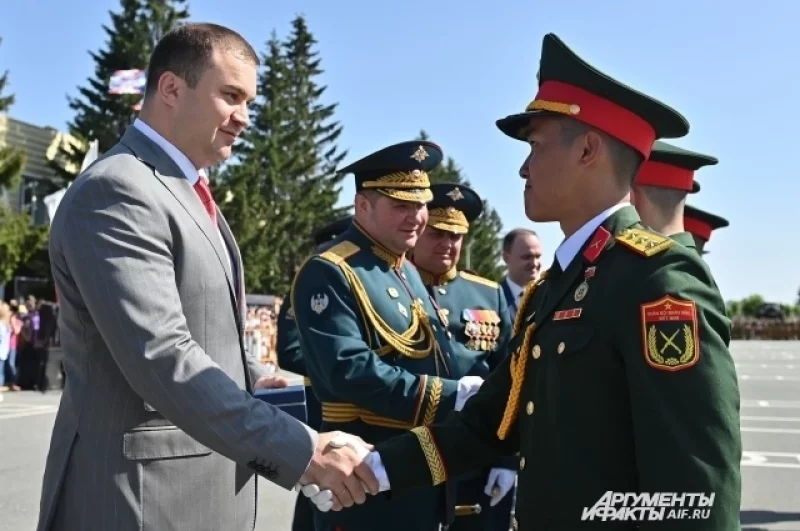 Губернатор В. Хоценко лично вручил несколько дипломов. 