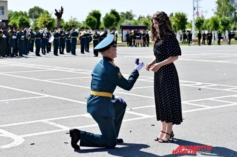 Прямо на плацу один из выпускников сделал предложение своей девушке.