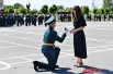 Прямо на плацу один из выпускников сделал предложение своей девушке.
