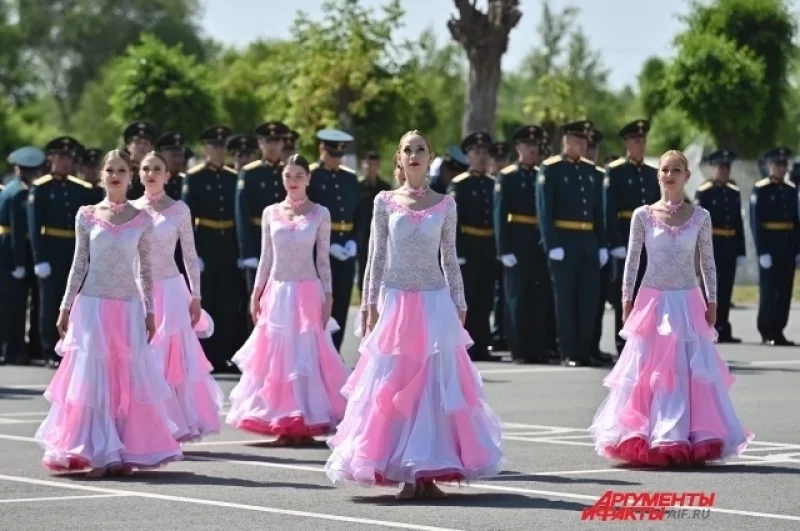 Девушки блистали.