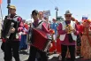 Русские участницы демонстрировали красоту традиционных сарафанов с вышивкой, казашки блистали в шелковых платьях с орнаментом, татары предстали в праздничных камзолах и головных уборах. Немецкие, украинские и белорусские делегации также порадовали зрителей аутентичными нарядами.