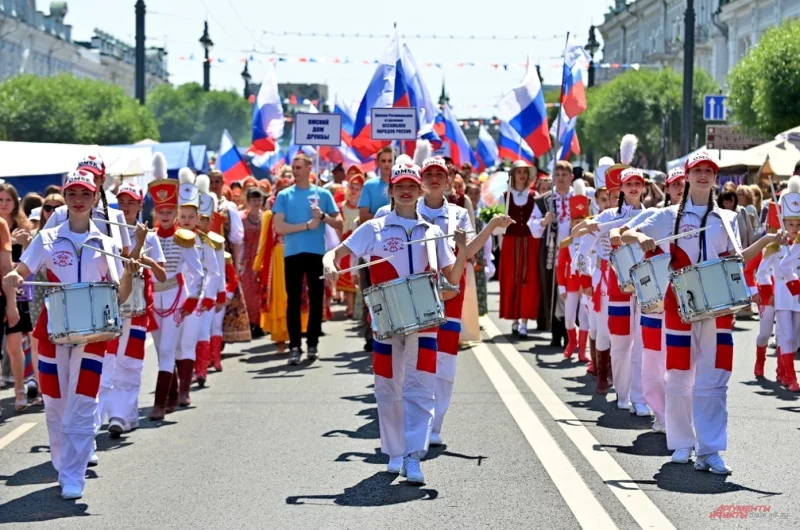 На Любинском проспекте состоялось традиционное шествие, в котором приняли участие представители десятков народов, проживающих в Омской области.
