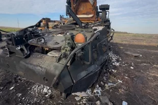 Поражены цели ВСУ в Павлограде Днепропетровской области, пункты временной дислокации украинских боевиков и площадки с техникой в городах Изюм, Чугуев, Богодухов Харьковской области.