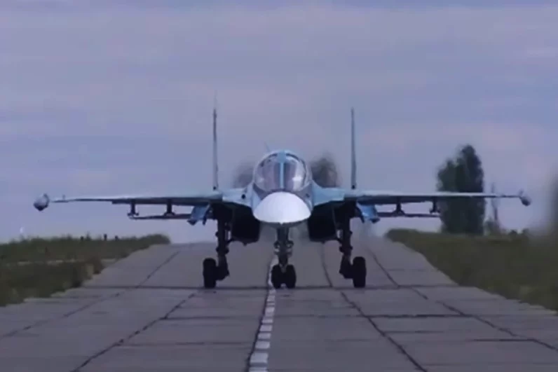 Истребитель-бомбардировщик Су-34.