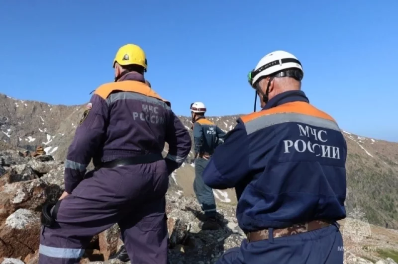 Ночь он провел на скале вместе со спасателями Южно-Сибирского поисково-спасательного отряда МЧС России.