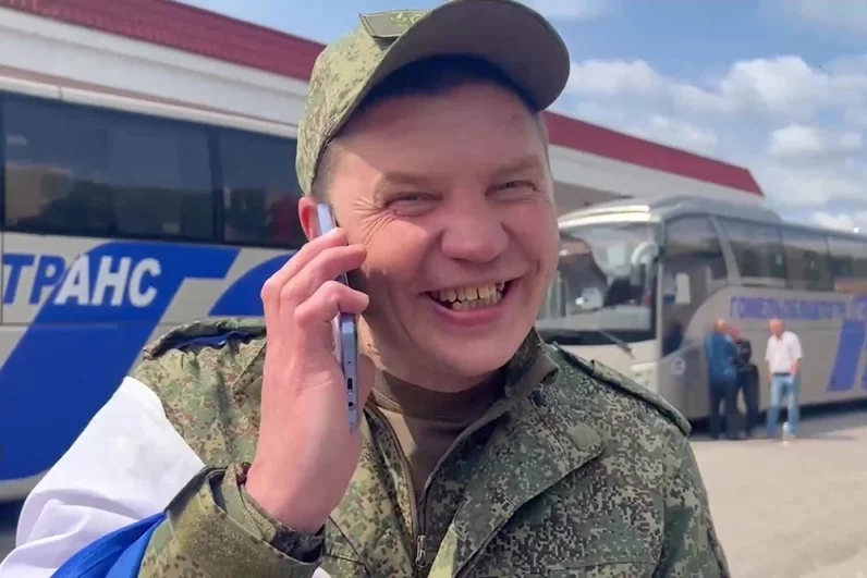  Вернувшиеся из украинского плена бойцы ВС РФ позвонили своим близким.
