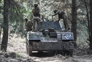 Военнослужащие ВС РФ на самоходной артиллерийско-миномётной установке в южном секторе специальной военной операции.