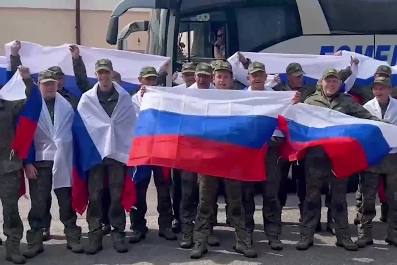 Еще одна группа российских военных вернулась из плена в рамках обмена.