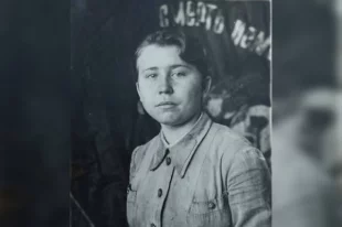 На этой фронтовой фотографии Вере Адмаевой 17 лет.