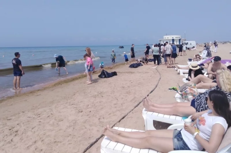 Отдыхающих на анапском побережье хватает.