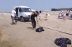 Время от времени мазут всё же выбрасывает на берег. Его тут же собирают в специальные мешки, грузят в машины и увозят.