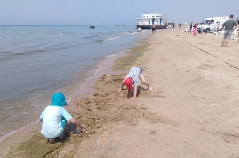 В этом же песке беззаботно копаются ребятишки.